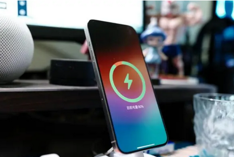 东洲苹果15换屏服务分享用什么充电器给iPhone15充电更好 